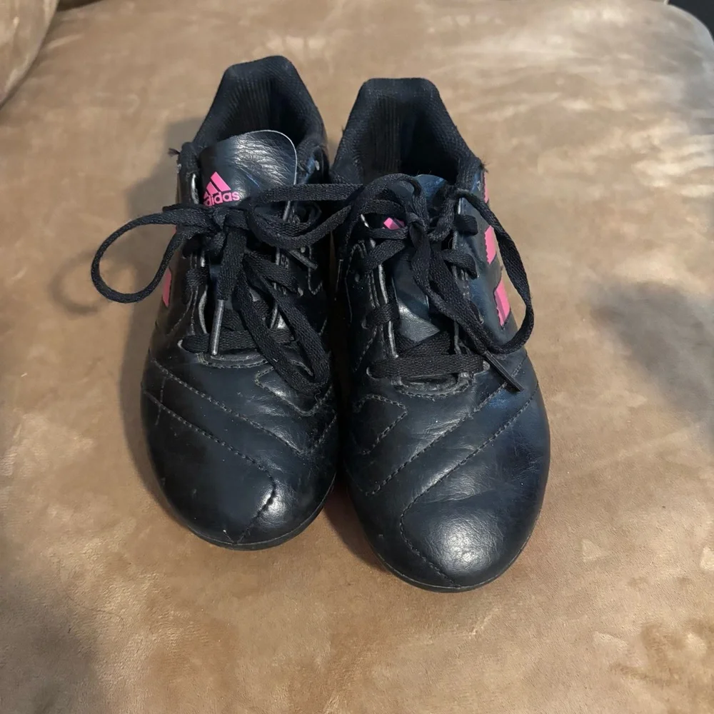 Adidas kid’s soccer Black Shoes with‎ Pink Highlights size 1